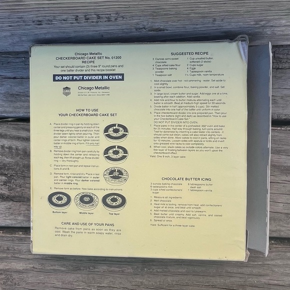 CHICAGO METALLIC VINTAGE CHECKERBOARD CAKE PAN SET IN BOX - Picture 2 of 5